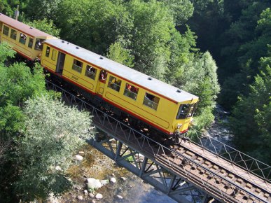 le voyage à bord du train jaune qui traverse le parc naturel des pyrenees orientales et non loin du camping europe le voyage à bord du train jaune qui traverse le parc naturel des pyrenees orientales et non loin du camping europe