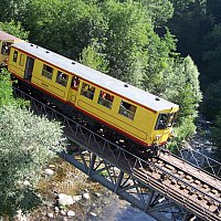 le voyage  bord du train jaune qui traverse le parc naturel des pyrenees orientales et non loin du camping europe